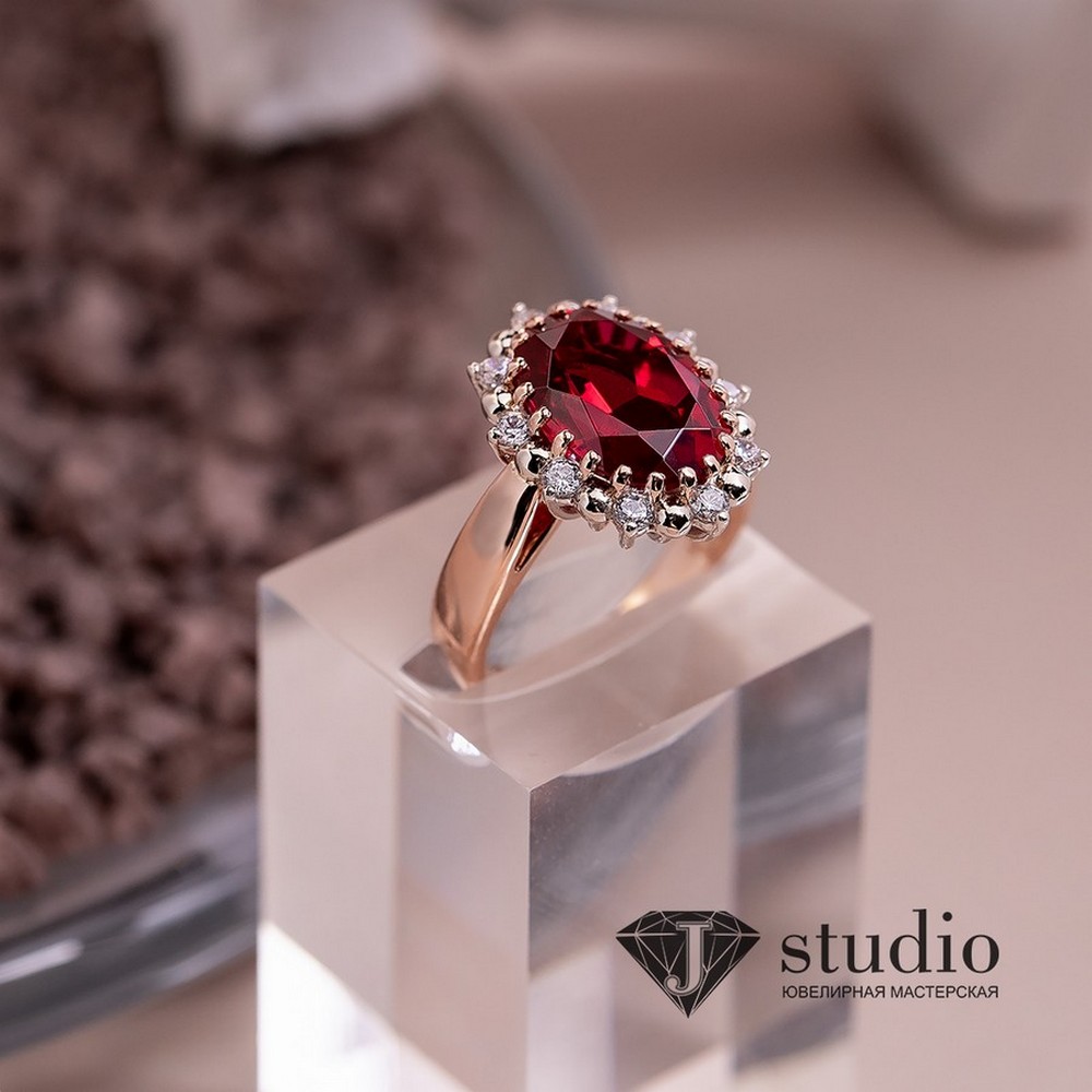 Каст в украшении